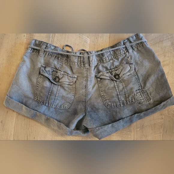 Vintage American Eagle Shorts in Washed Gray. Size 6 - Picture 8 of 10